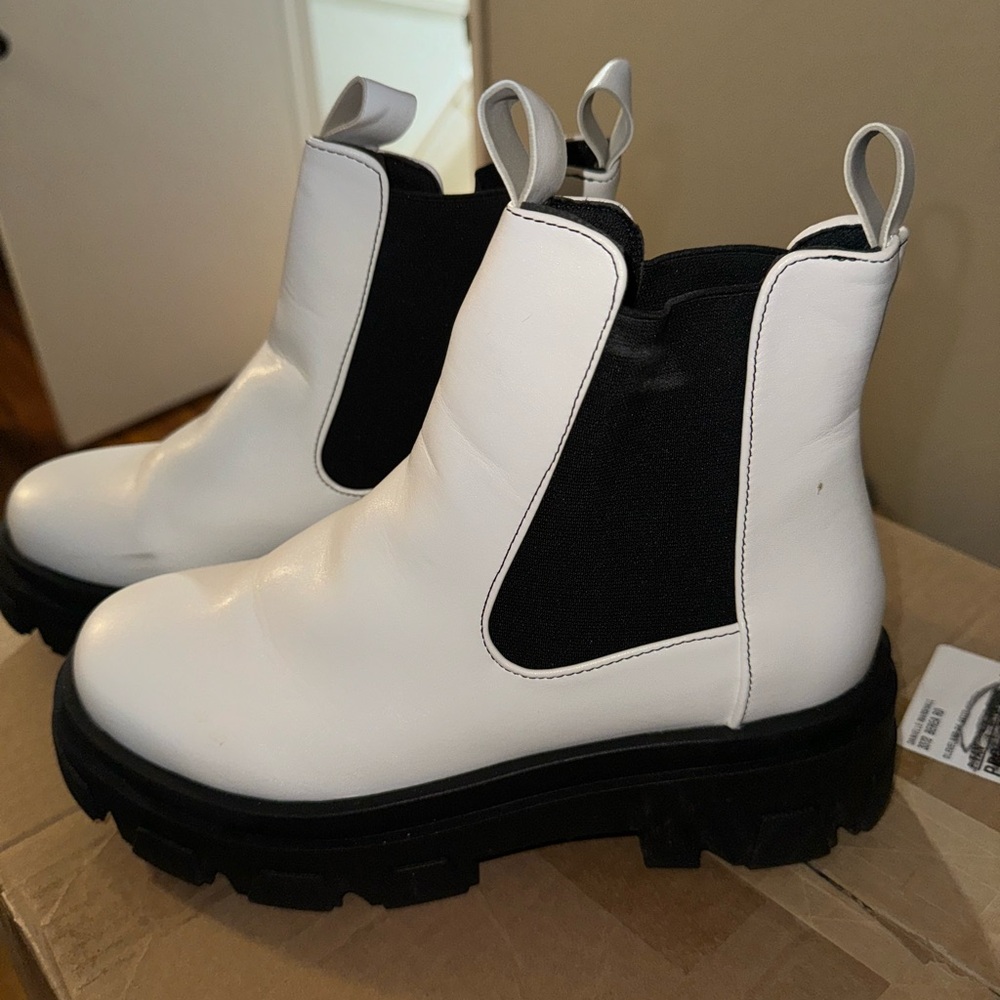 SHEIN Chelsea Boots
